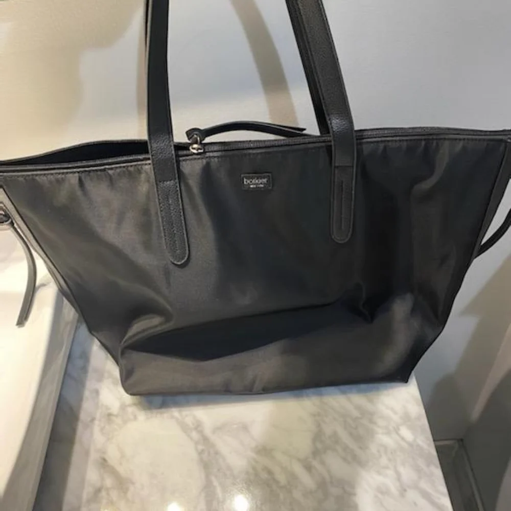 Shoulder tote